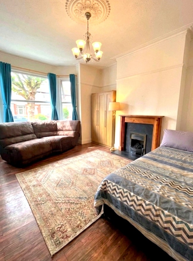 Spacious Room to let - Vic Park,M14 –All Bills Inc Main Photo