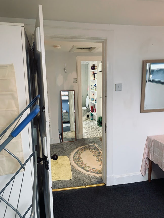 Spacious rooms in Irvine town centre with parking  Main Photo