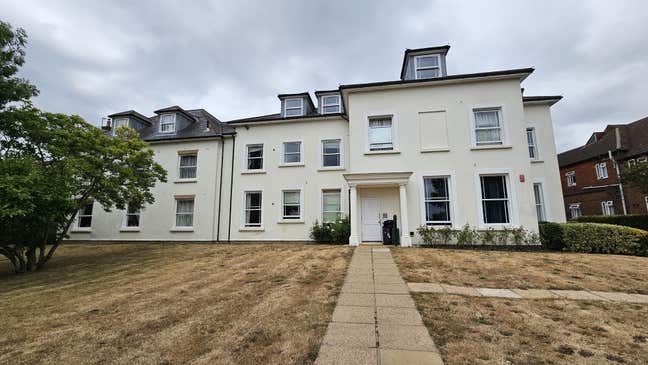 1 room for female to rent near Redhill station  Main Photo