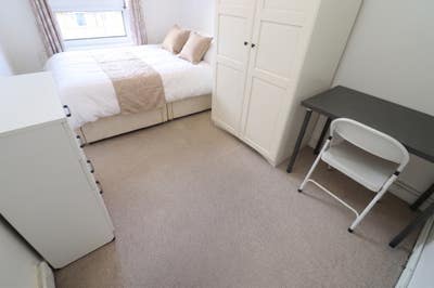 Premium Room in Aldgate | 3Beds Flat+Living Room! Main Photo