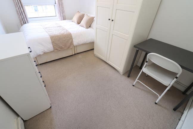 Premium Room in Aldgate | 3Beds Flat+Living Room! Main Photo