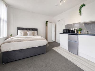 Spacious Ensuite Studio – Bills Included Main Photo