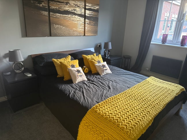 Large, furnished room with access to own bathroom Main Photo
