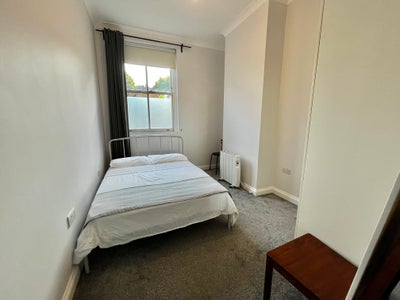 Bright Double Room | Live‑In Landlord & Parking Main Photo