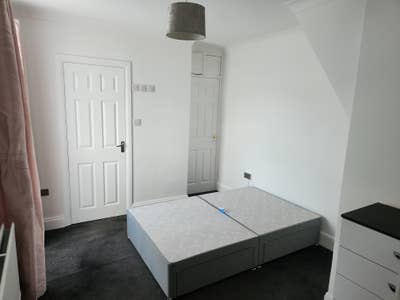 Own suite room close to train station and shops  Main Photo
