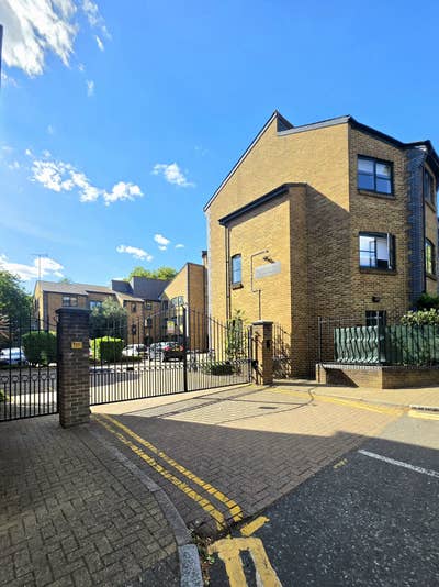 Double room available right next to Victoria Park! Main Photo