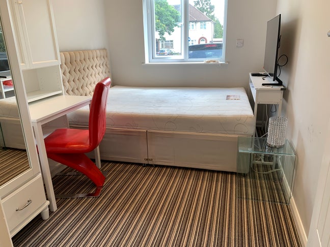 Beautiful room with ensuite toilet to let  Main Photo