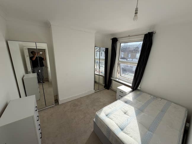 Modern Double and single room for single occupancy Main Photo