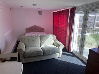  Very large double room available  Main Photo