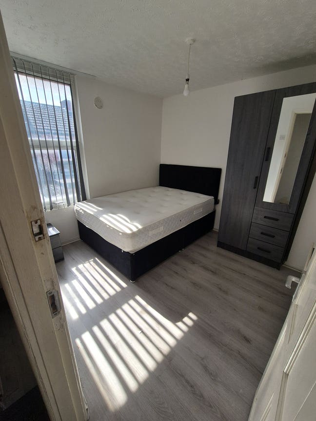 3 Double rooms  & 1 Ensuite Available ASAP MOVE L4 Main Photo