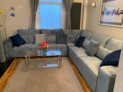 Beautiful furnished 4-bedroom Brighton townhouse – Main Photo