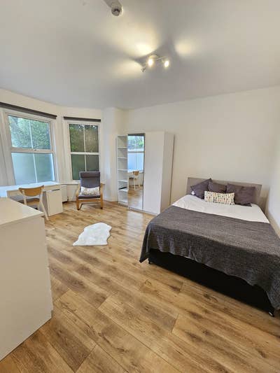 Large room with private bathroom NW10 Main Photo