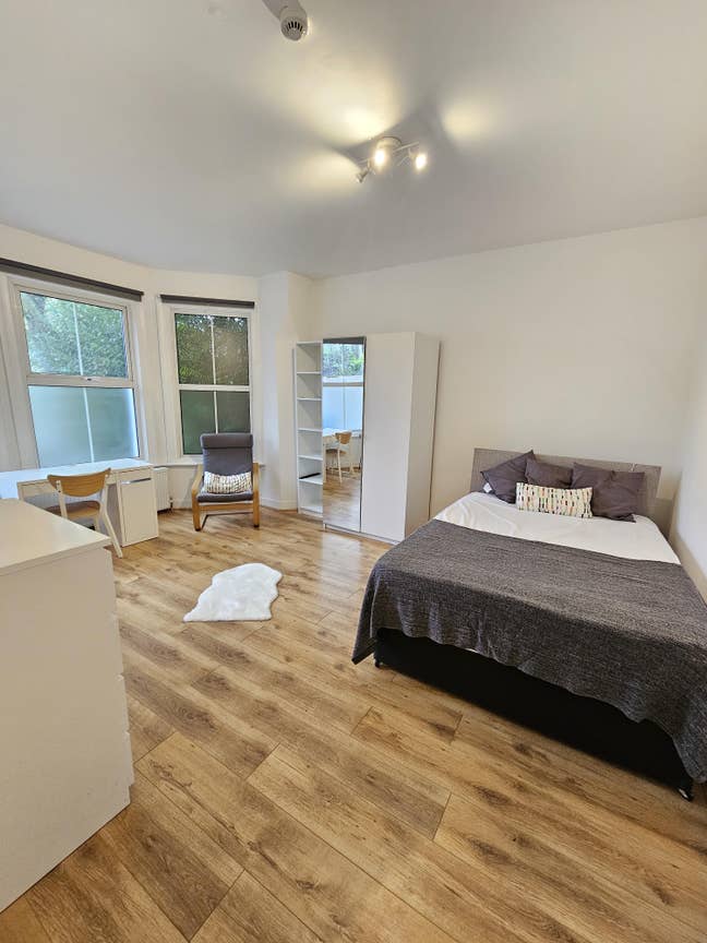 Large room with private bathroom NW10 Main Photo