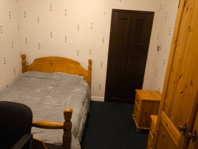 This spacious three-bedroom flat in Northfield + Main Photo