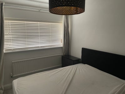 Clean quiet room in family house Main Photo