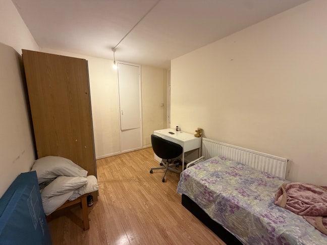 Double Bed Room Available in Southfield Main Photo