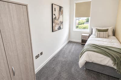 Modern Room | Private Bath & WC | Town Centre Main Photo
