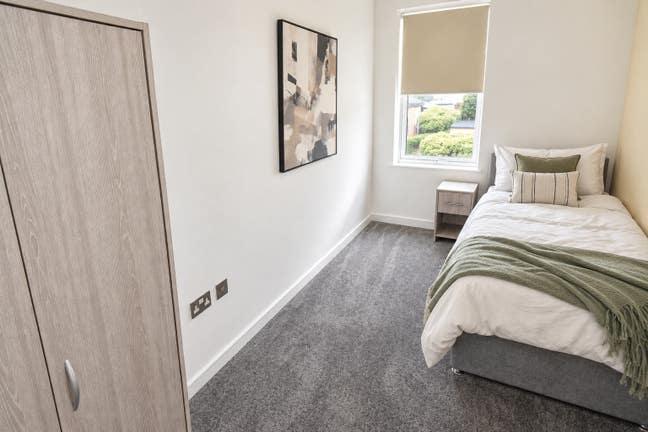 Modern Room | Private Bath & WC | Town Centre Main Photo