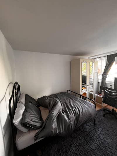 Room in a spacious 4 bedroom flat in Whitechapel Main Photo