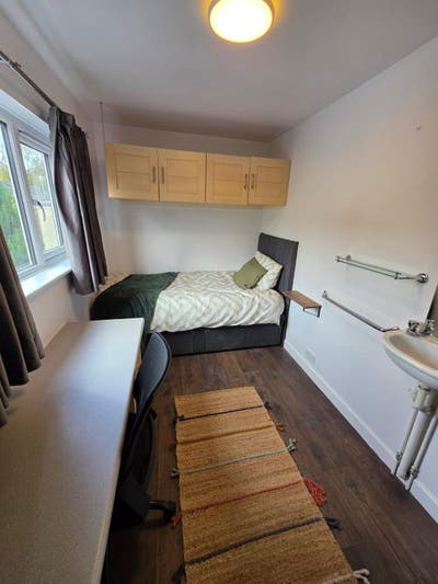 Furnished Rooms in 6-Bed House - Bills Included Main Photo
