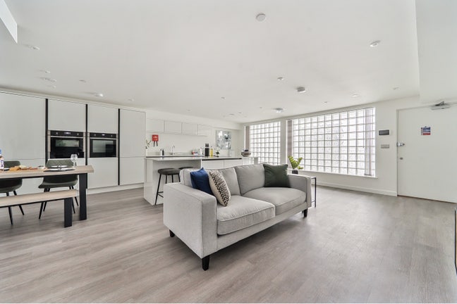 Premium 2 Bed Apartment | Bills & Gym Included  Main Photo