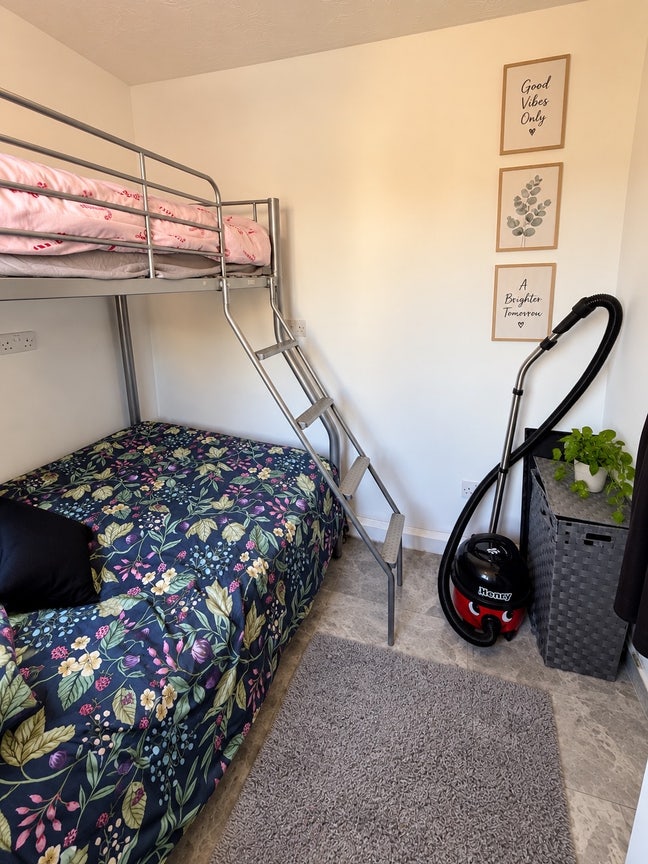Cosy single room  with bunk bed & wardrobe  Main Photo