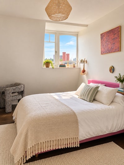 Lovely room for female student in family home Main Photo