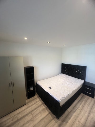 Double room in BRICK LANE zone 1 bills included  Main Photo
