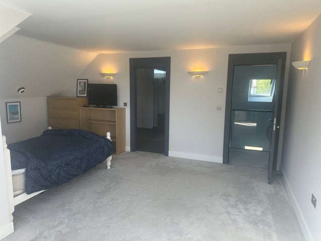 Large En-suite double room in fab new build house Main Photo