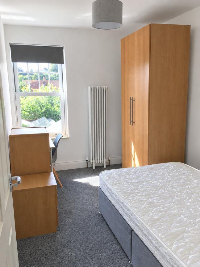 Double room in professional 5 bed House Share Main Photo