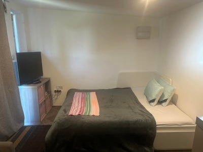 Self-Contained Garden Annexe – Raynes Park Main Photo