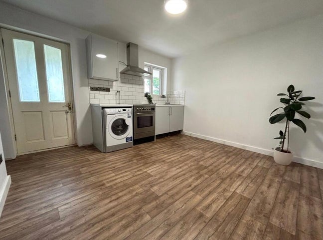1 bed annex with parking  Main Photo