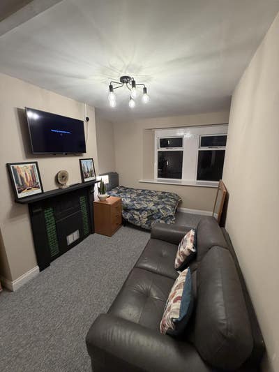 Rooms available to Let Central Newport Main Photo