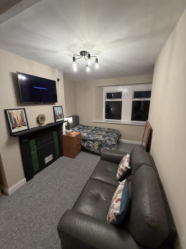Rooms available to Let Central Newport Main Photo