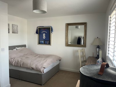Large Double Bedroom in Beautiful home.  Main Photo