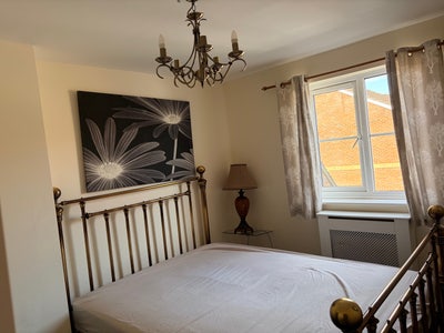 Clean, Bright, 2 Minutes to Tolworth Station  Main Photo
