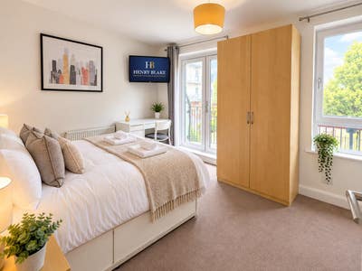 Walking Distance to Reading West - Modern House! Main Photo