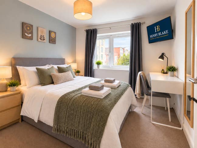 Walking Distance to Reading West - Modern House! Main Photo