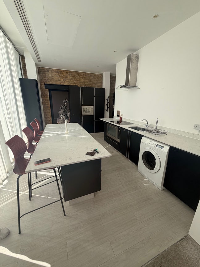 Large Double Room for short term. Main Photo