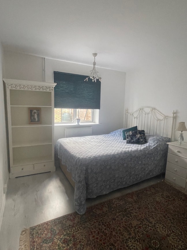 Large Double Room with Plenty light bills include Main Photo
