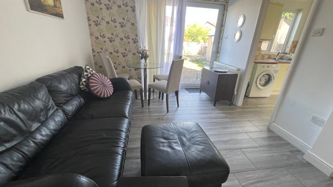 2rooms available, in 4 bed-2bath E15student house  Main Photo