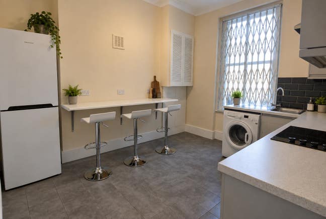 Spacious Double Bedroom | Westbourne Park | W9 Main Photo