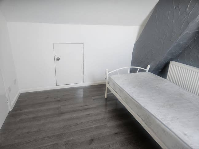 Newly Decorated Ensuite Room Main Photo