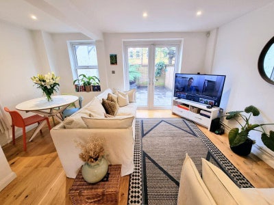 Double ensuite room in bright De Beauvoir house Main Photo
