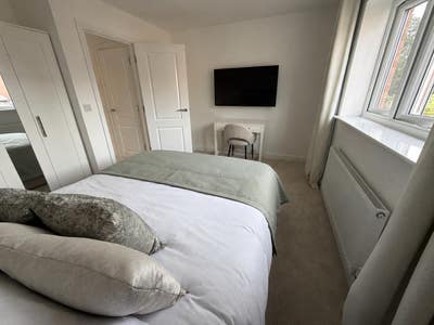 Large Double Room + Own Bathroom – Bills Included Main Photo