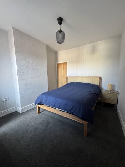 Modern double bedroom Main Photo