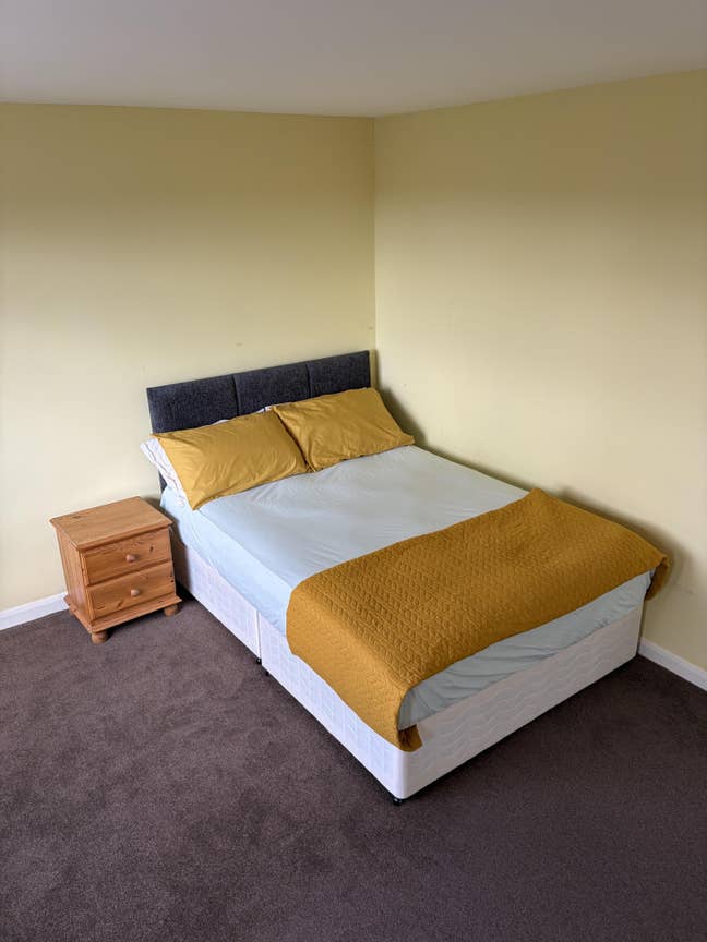Lovely Double Room Available in Brentwood.  Main Photo