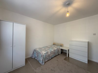 Spacious single room near Hammersmith station Main Photo
