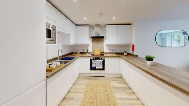 Double room with bills for &pound;587 in Falmouth Main Photo