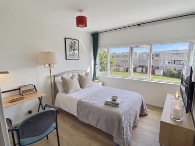 A Large Spare Room in Wimbledon Main Photo